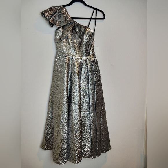 NWT Mac Duggal Silver Metallic Ruffled One Shoulder Fit & Flare Dress Size 2 - Picture 4 of 16